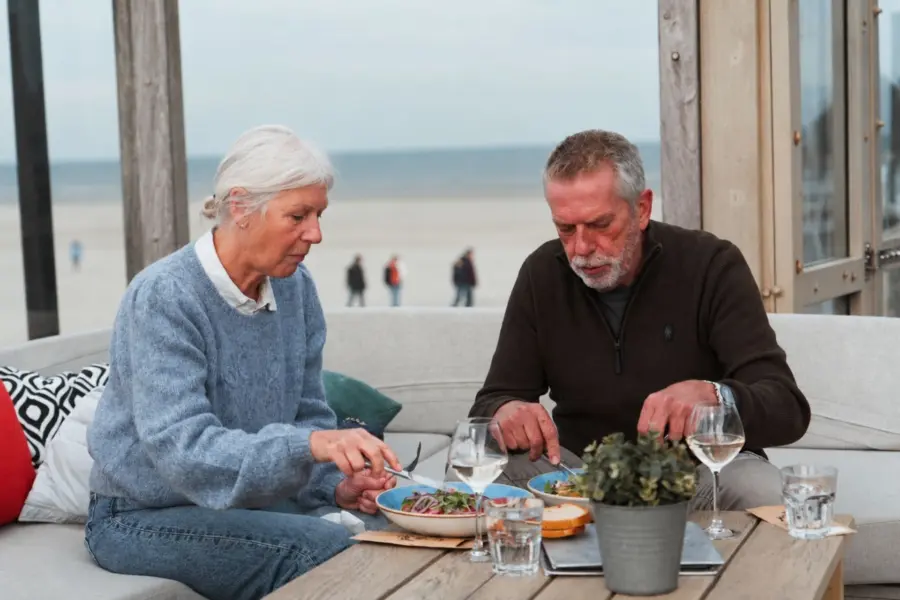 Stel eten strandtent ameland