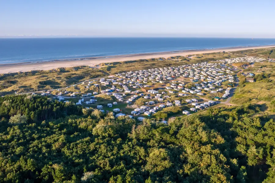 Luchtfoto strandcamping Duinoord in Nes direct aan zee